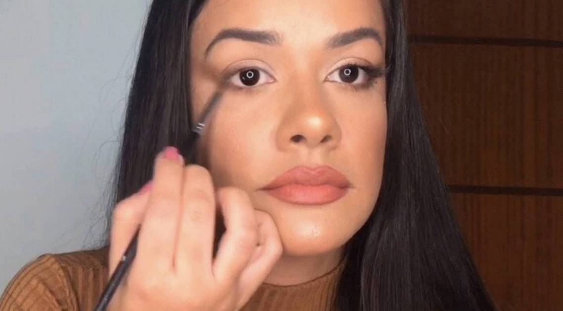 5- Esfume a sombra marrom escura somente no canto externo na raiz dos cílios inferior. 