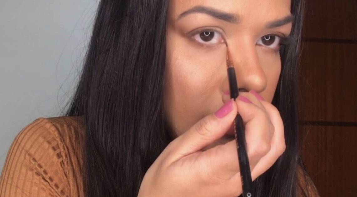 6-Faça um traço no canto interno utilizando a sombra, delineador ou pode somente iluminar. 