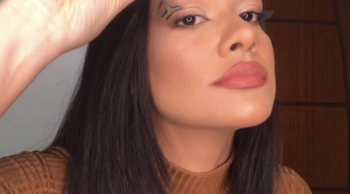 Aplique os cílios modelo gatinho ou corte um cílios e cole somente no canto externo. Para dar um feito de olhos mais puxadinho. 