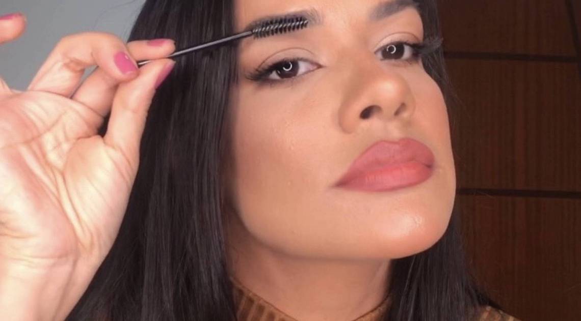 9- Finalize a sobrancelha tentando deixá-la mais reta e penteie para cima, se quiser aquele efeito bem gringa.