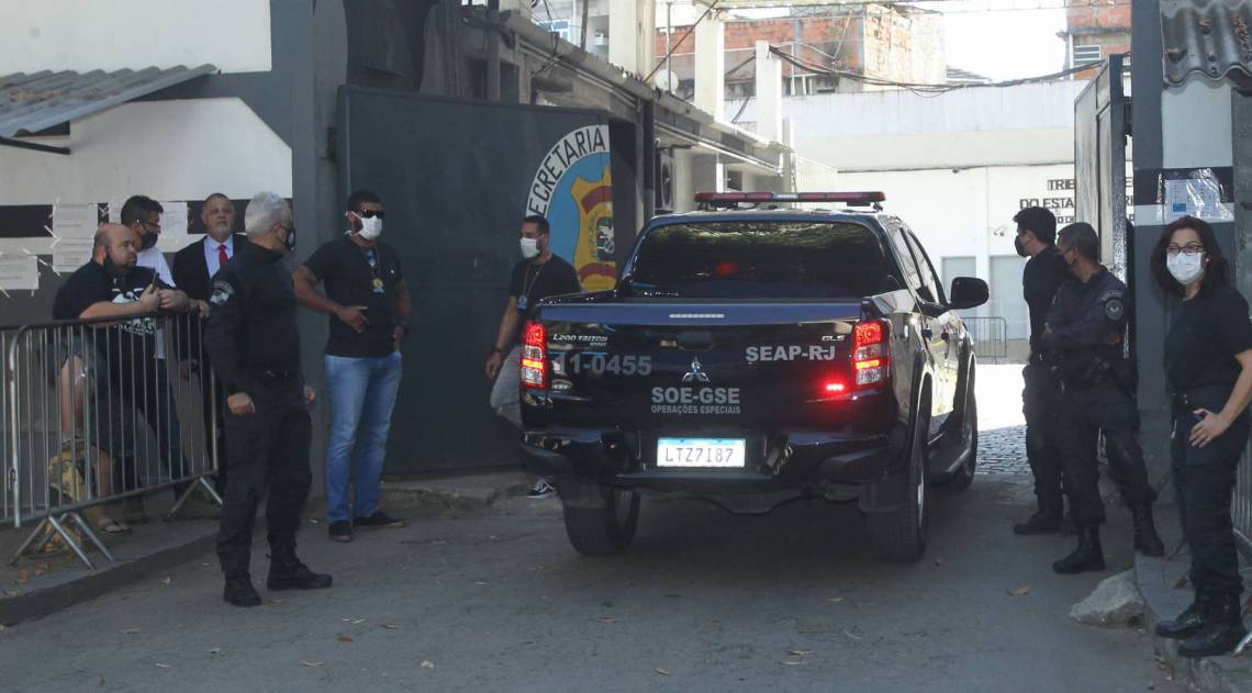Rio - 100620 - Antes de seguir para o pres&iacute;dio de Bangu, comboio que conduziu preso Fabr&iacute;cio Queiroz passou pelo Pres&iacute;dio Jose Frederico Marques, em Benfica, Zona Norte do Rio. Foto: Estefan Radovicz / Agencia O Dia
