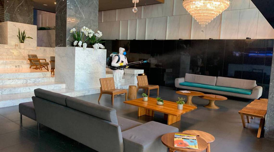Higienização frequente será uma das adequações do segmento hoteleiro após pandemia. Higienização do H Hotel Niterói