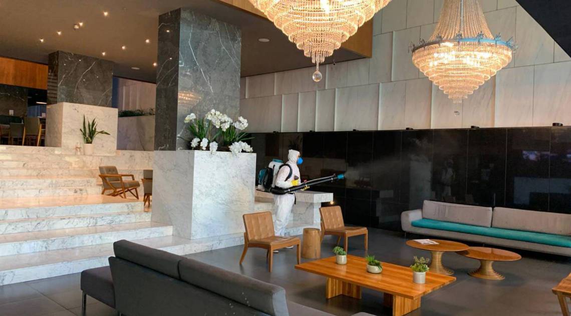 Higienização frequente será uma das adequações do segmento hoteleiro após pandemia. Higienização do H Hotel Niterói