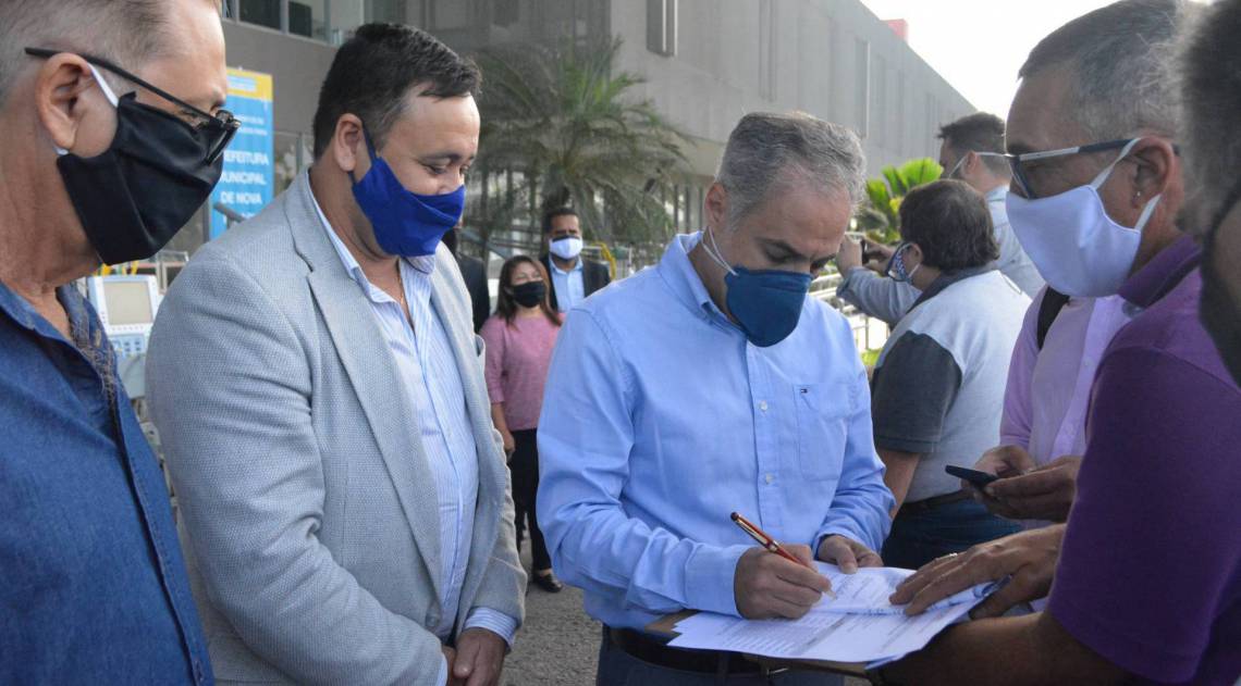 Da esquerda para a direita: vereador Genildo Gandra, vereador Ivan Charles e Marcelo Maio, diretor t&eacute;cnico do hospital S&atilde;o Fracisco, assinando o recebimento dos aparelhos