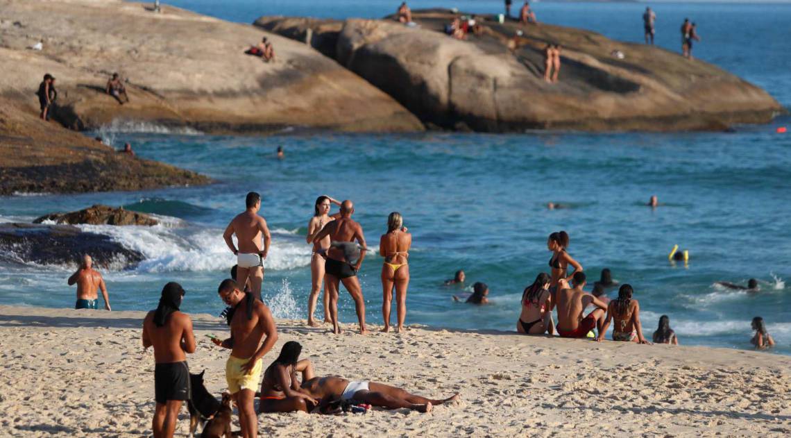 Banhistas ontem no Arpoador: governo não recomenda ir à praia - Gilvan de Souza 
