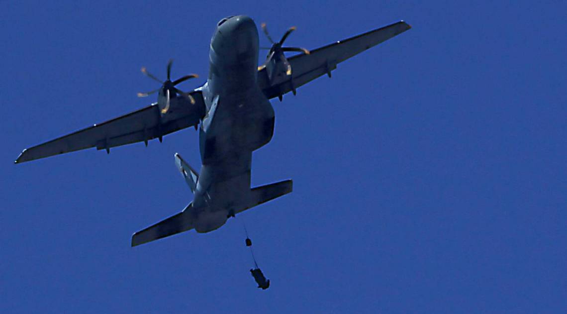 Equipe do DIA flagrou militar pendurado em aeronave - Luciano Belford / Ag&ecirc;ncia O DIA