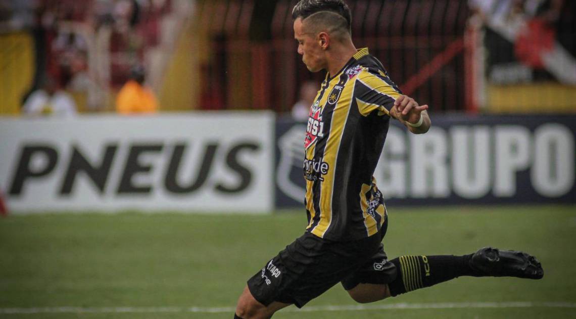 Meio-campo Bernardo tem contrato até final de 2020 com o Voltaço - Divulgação