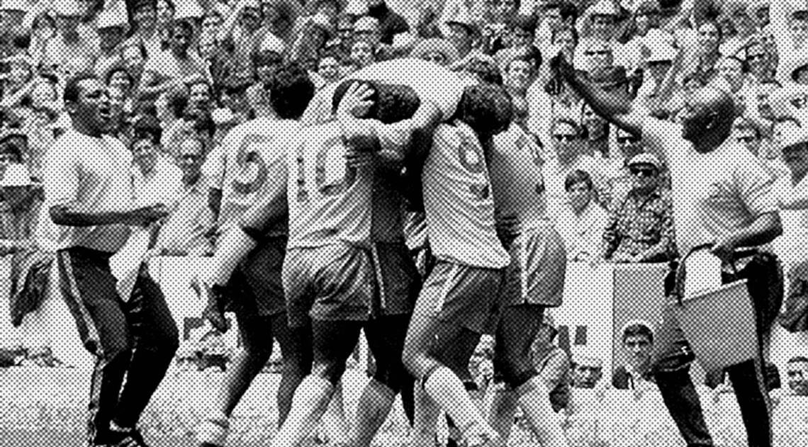 Copa de 1970, os jogadores da Sele&ccedil;&atilde;o se abra&ccedil;am ap&oacute;s um gol contra a It&aacute;lia
