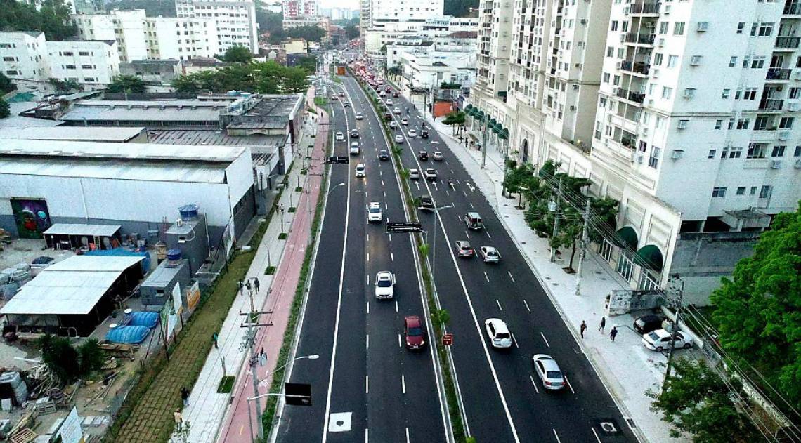 O projeto incluiu uma quarta faixa exclusiva para ônibus em cada sentido, ciclovia bidirecional, acessibilidade, paisagismo, iluminação em LED e nova drenagem - Divulgação / Leonardo Simplício