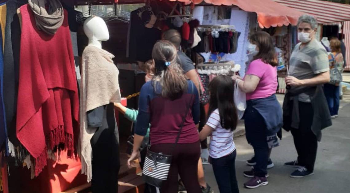 Movimento de clientes no primeiro dia de retorno das atividades na Feira do Alto - Divulgação