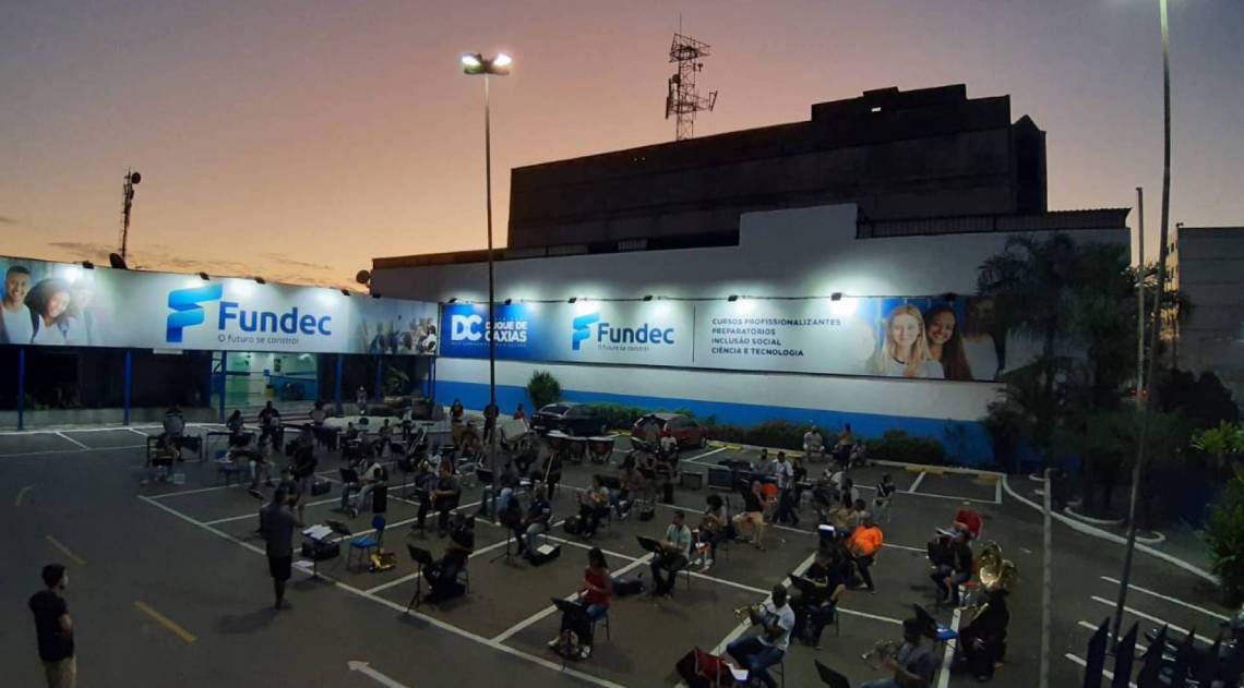 Alunos de música da Fundec assistem aula em estacionamento - Divulgação