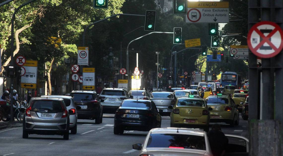 Rio - 22/06/2020 - A cada dia de passa, mais pessoas voltam ao centro da cidade mesmo com o aconselhamento de recolhimento social. Na foto, Avenida Rio Branco. Estefan Radovicz/Agencia O Dia