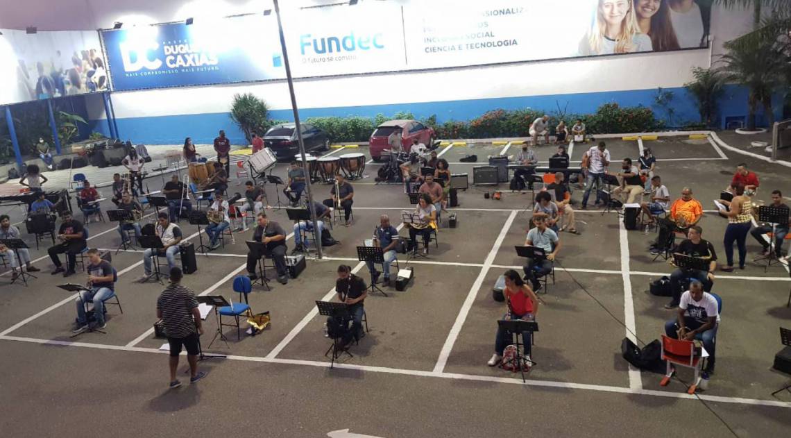 Alunos de música da Fundec assistem aula em estacionamento