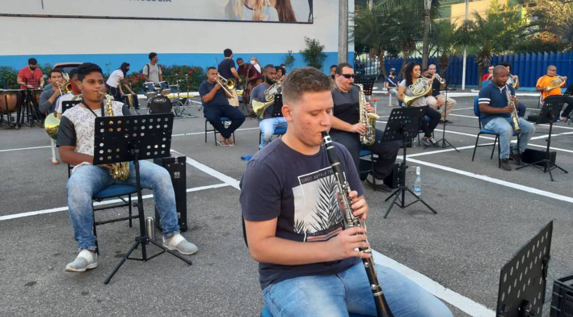 Alunos de música da Fundec assistem aula em estacionamento