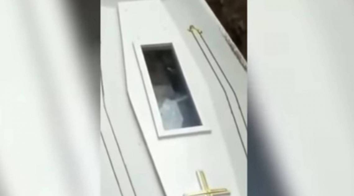 Cadáver acena para familiares - Reprodução