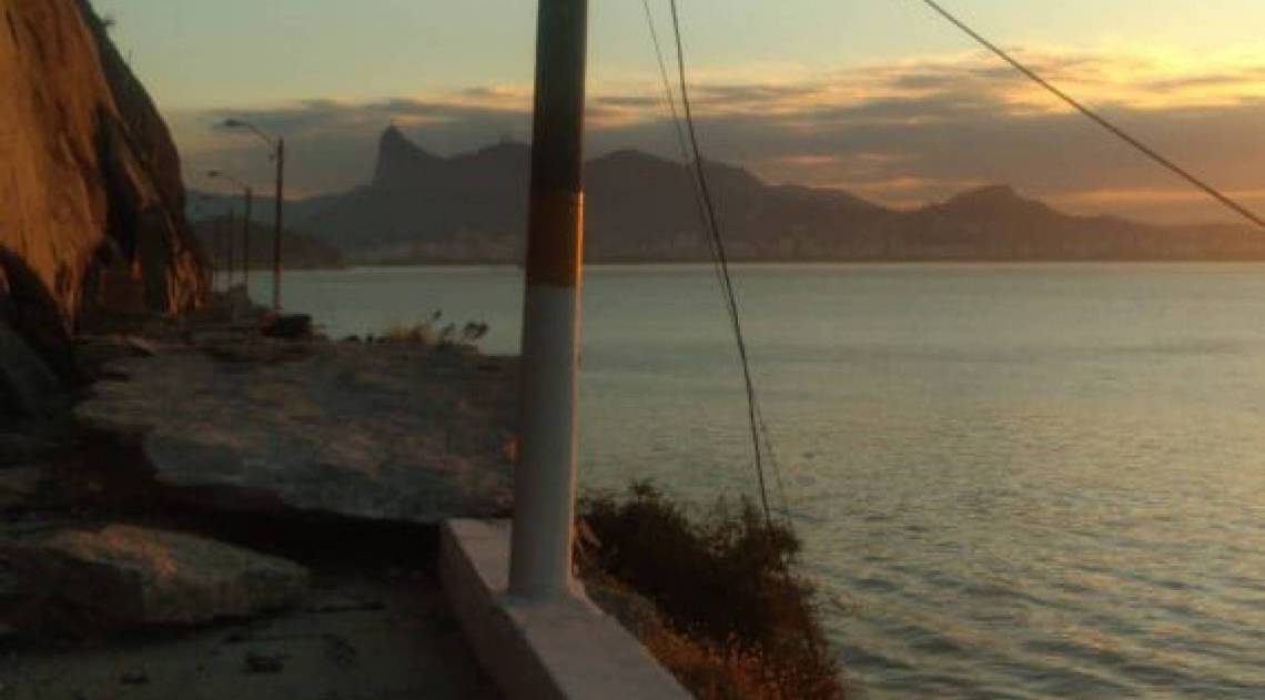 Acesso, que já é estreito, ficou totalmente bloqueado com rolamento da pedra