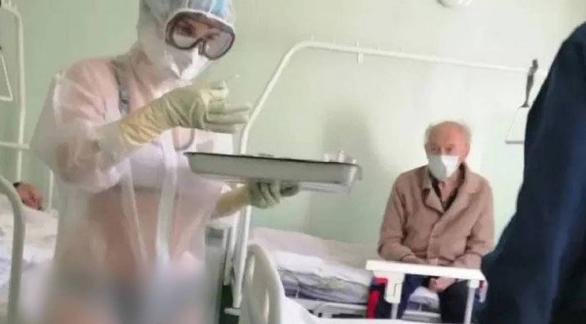 Enfermeira vai trabalhar de biqu&iacute;ni - Reprodução / Twitter