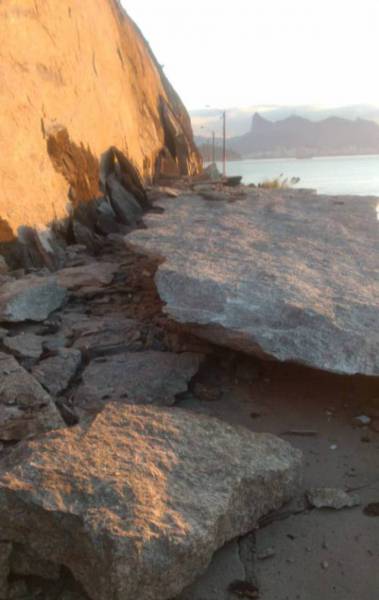 Ainda n&atilde;o h&aacute; informa&ccedil;&otilde;es sobre as causas do deslizamento nem prazo para retirada da pedra