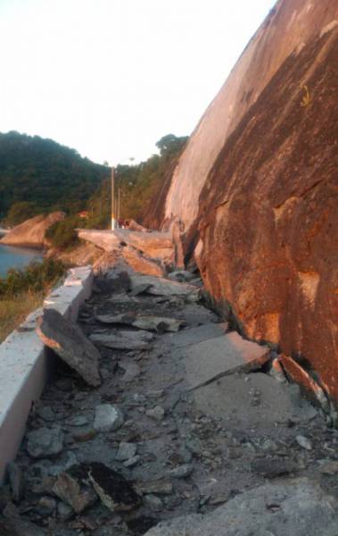 Caminho, que j&aacute; &eacute; estreito, foi totalmente bloqueado pela pedra que deslizou no final da tarde desta segunda