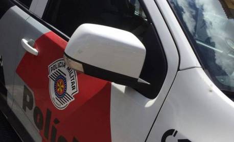 Mulher escapa de tentativa de estupro dentro de banheiro de shopping após bater em homem