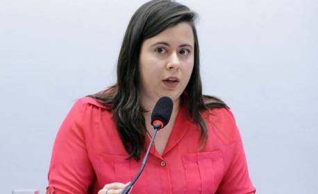 Sâmia Bomfim registra boletim de ocorrência após receber ameaças de morte