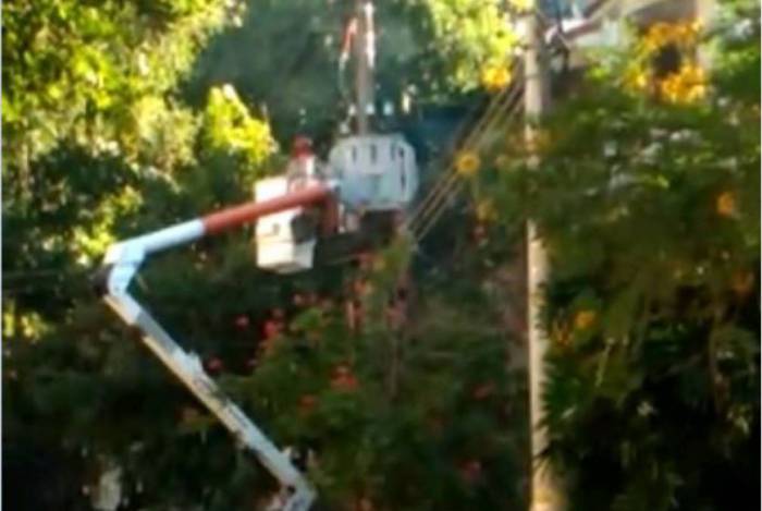 Gari da Comlurb ajuda em resgate de t&eacute;cnico da Light ap&oacute;s explos&atilde;o de transformador