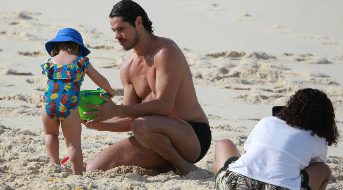 José Loreto vai à praia com a filha