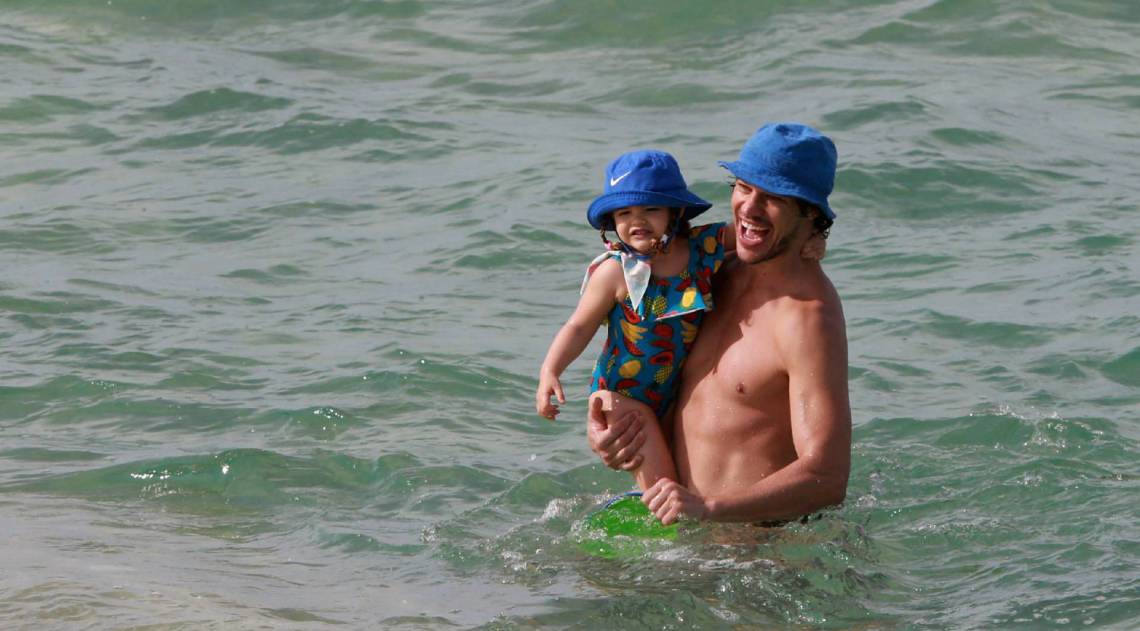 José Loreto vai à praia com a filha