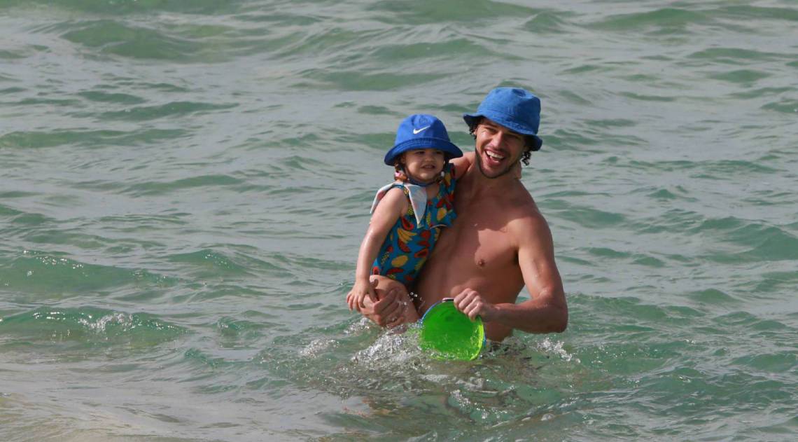 José Loreto vai à praia com a filha