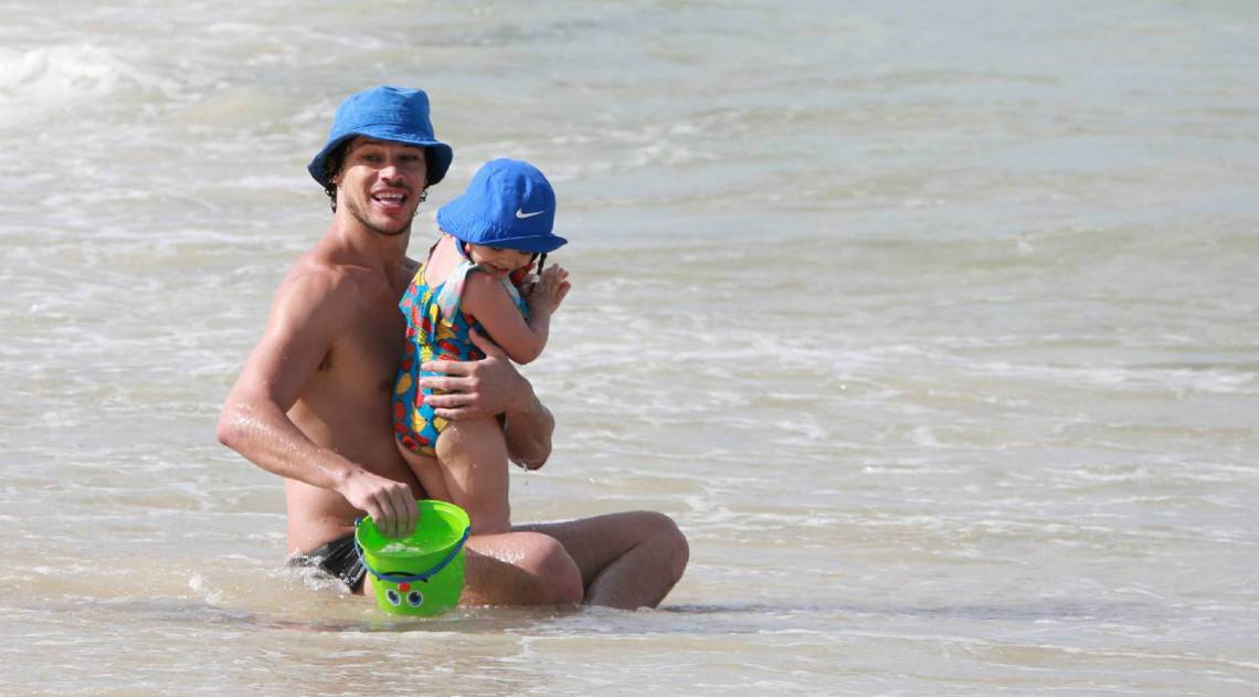 José Loreto vai à praia com a filha