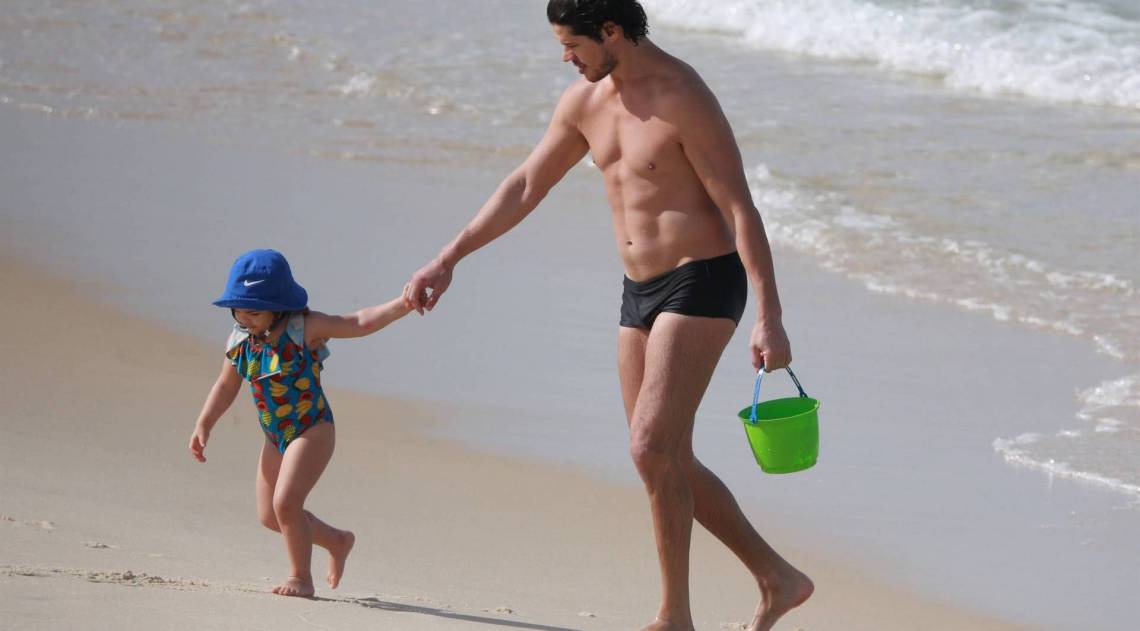 José Loreto leva a filha Bella para praia, no Rio