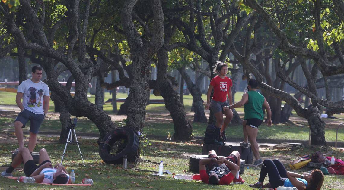 Rio,23/06/2020 -COVID-19 -CORONAVIRUS, ATERRO DO FLAMENGO, movimentacao na praia do Flamengo. Na foto, pessoas no calcadao.Foto: Cleber Mendes/Ag&ecirc;ncia O Dia