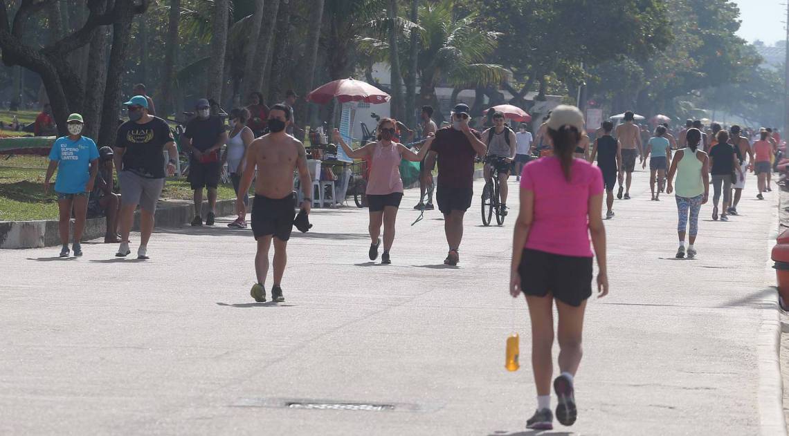 O sol e o calor atraíram visitantes ao Aterro do Flamengo: falta de cuidado pode complicar a situação - Cléber Mendes