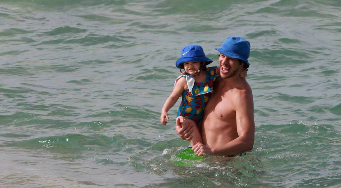 José Loreto vai à praia com a filha