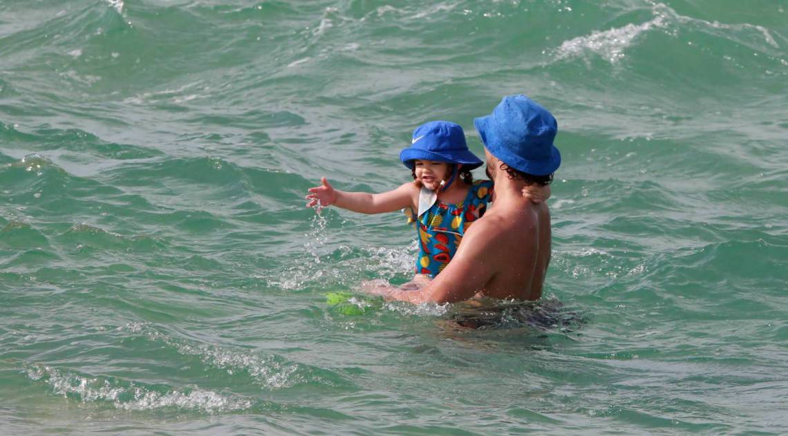 José Loreto vai à praia com a filha