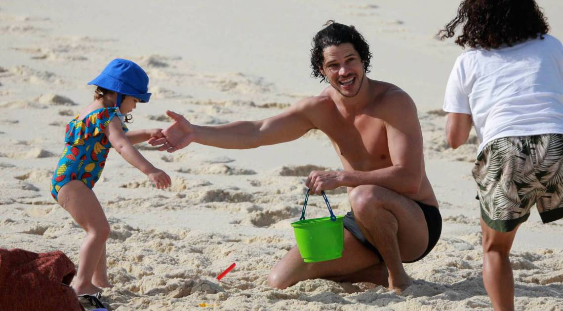 José Loreto vai à praia com a filha