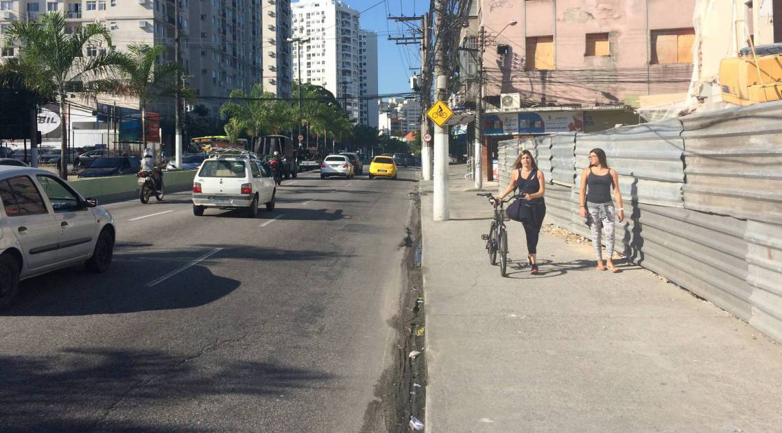 Antes das obras, que duraram 10 meses, ciclistas tinham que circular na calçada entre pedestres ou se arriscar no meio dos carros na pista - Fotos Divulgação