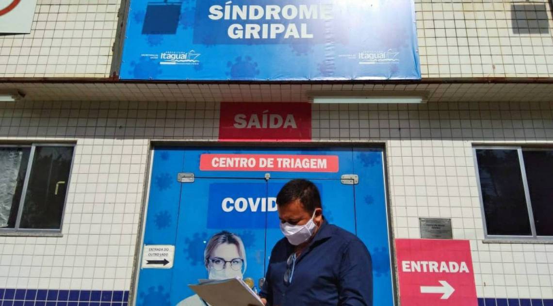 Vereador Ivan faz anotações em frente à unidade de saúde: verificação de condições para tratamento de Covid-19 na cidade - Divulgação - Câmara Municipal de Itaguaí