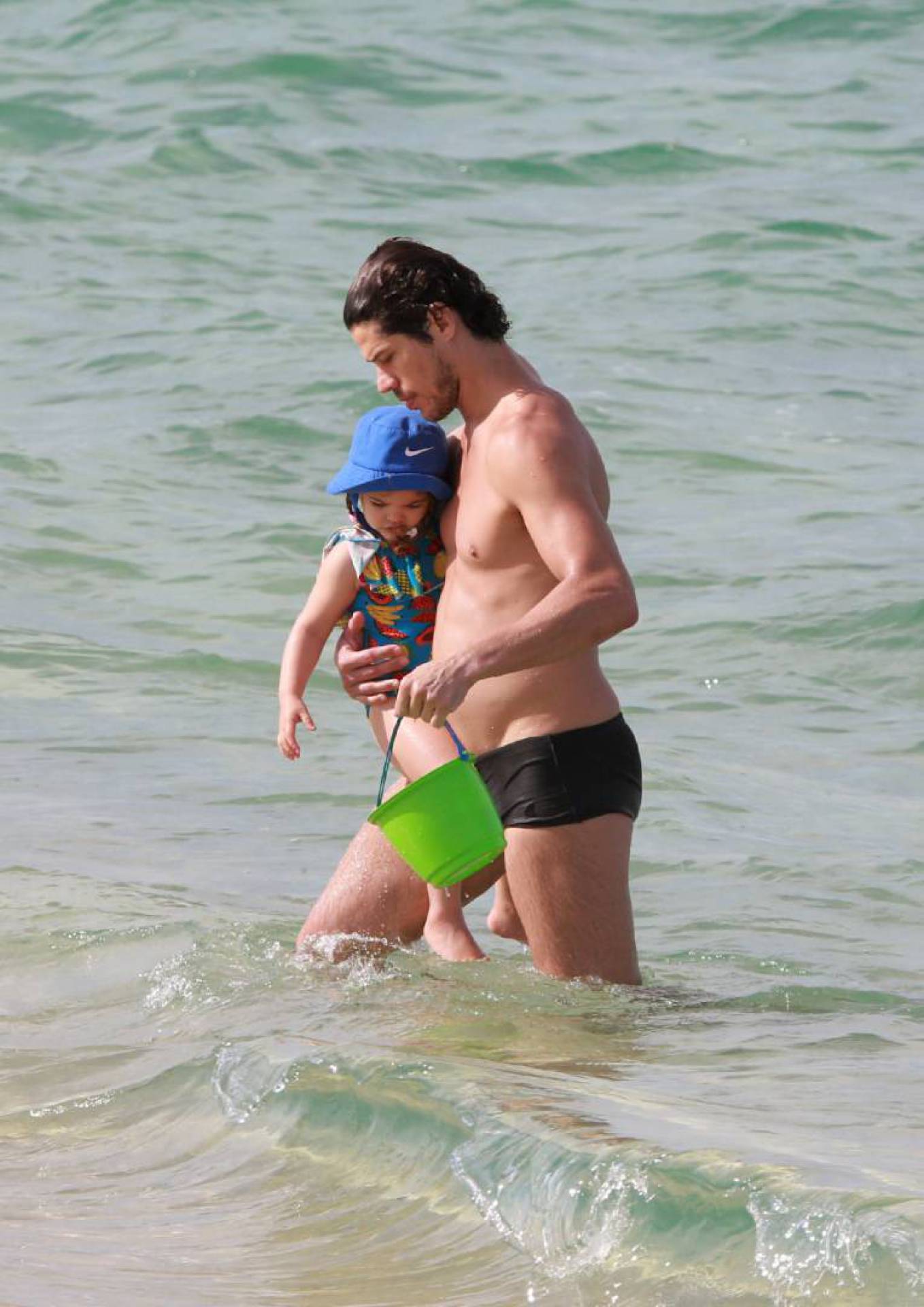 José Loreto vai à praia com a filha