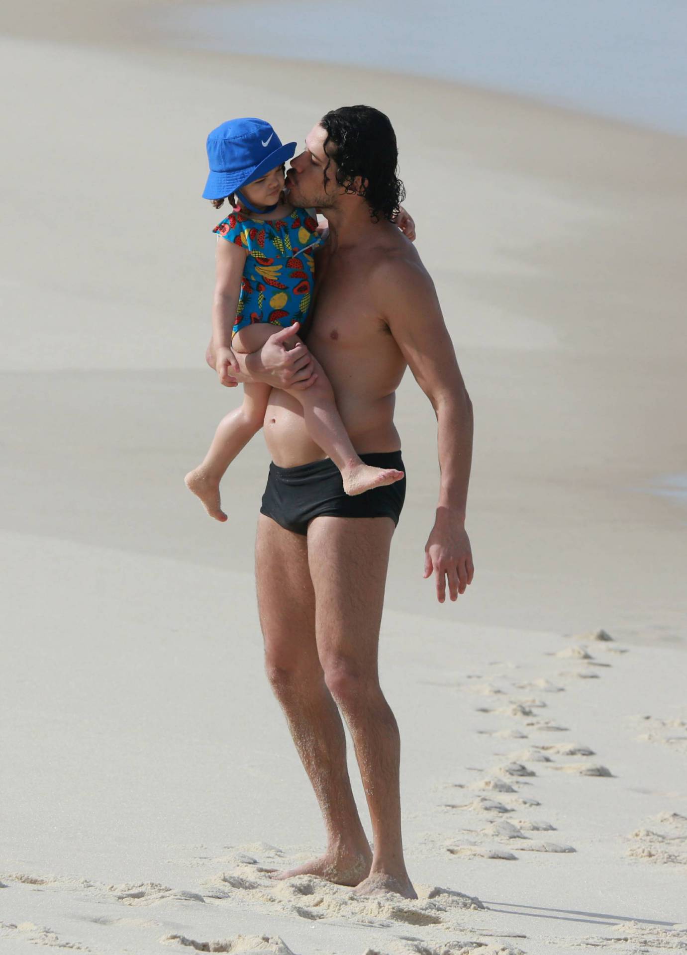 José Loreto vai à praia com a filha