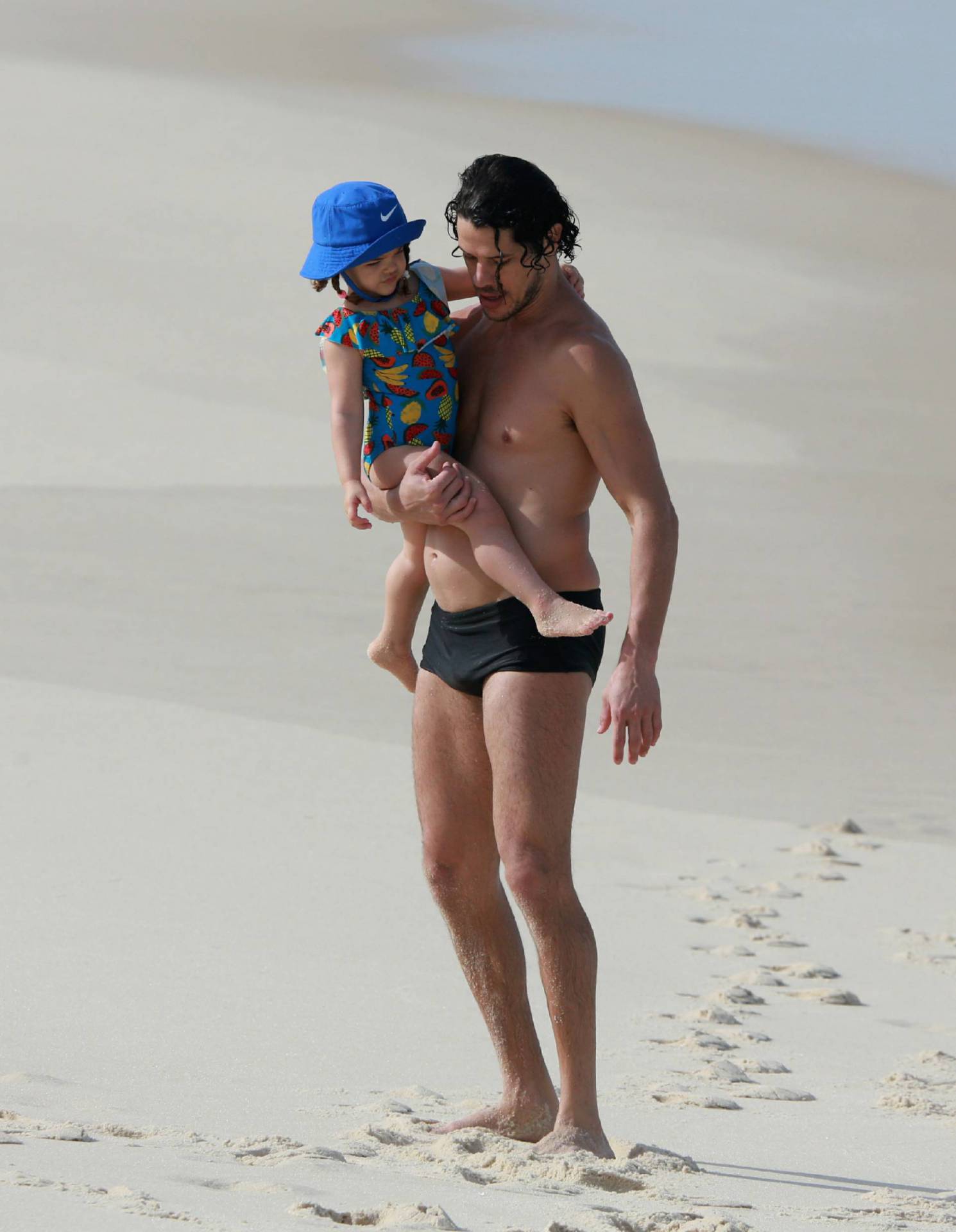 José Loreto vai à praia com a filha