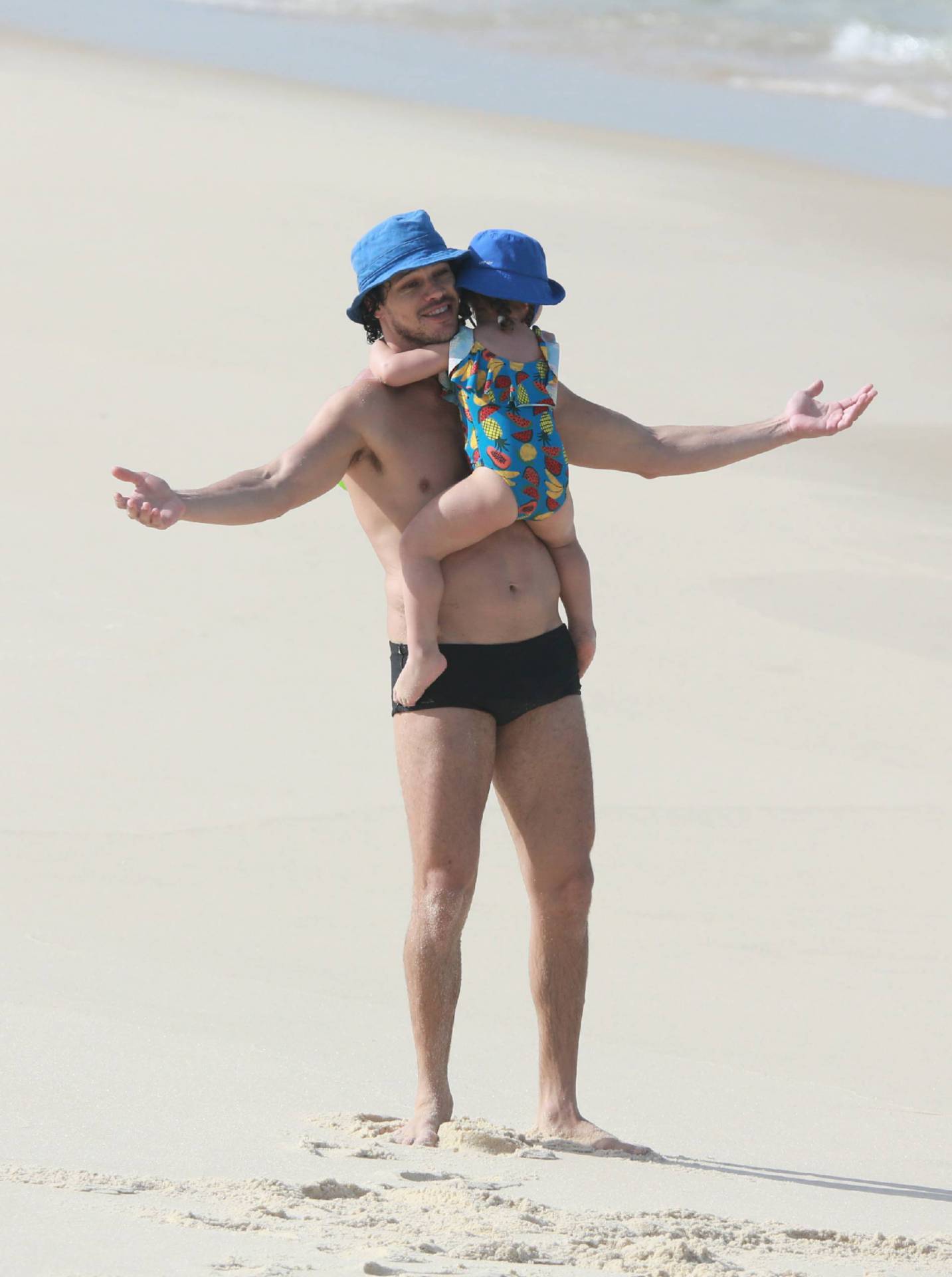 José Loreto vai à praia com a filha