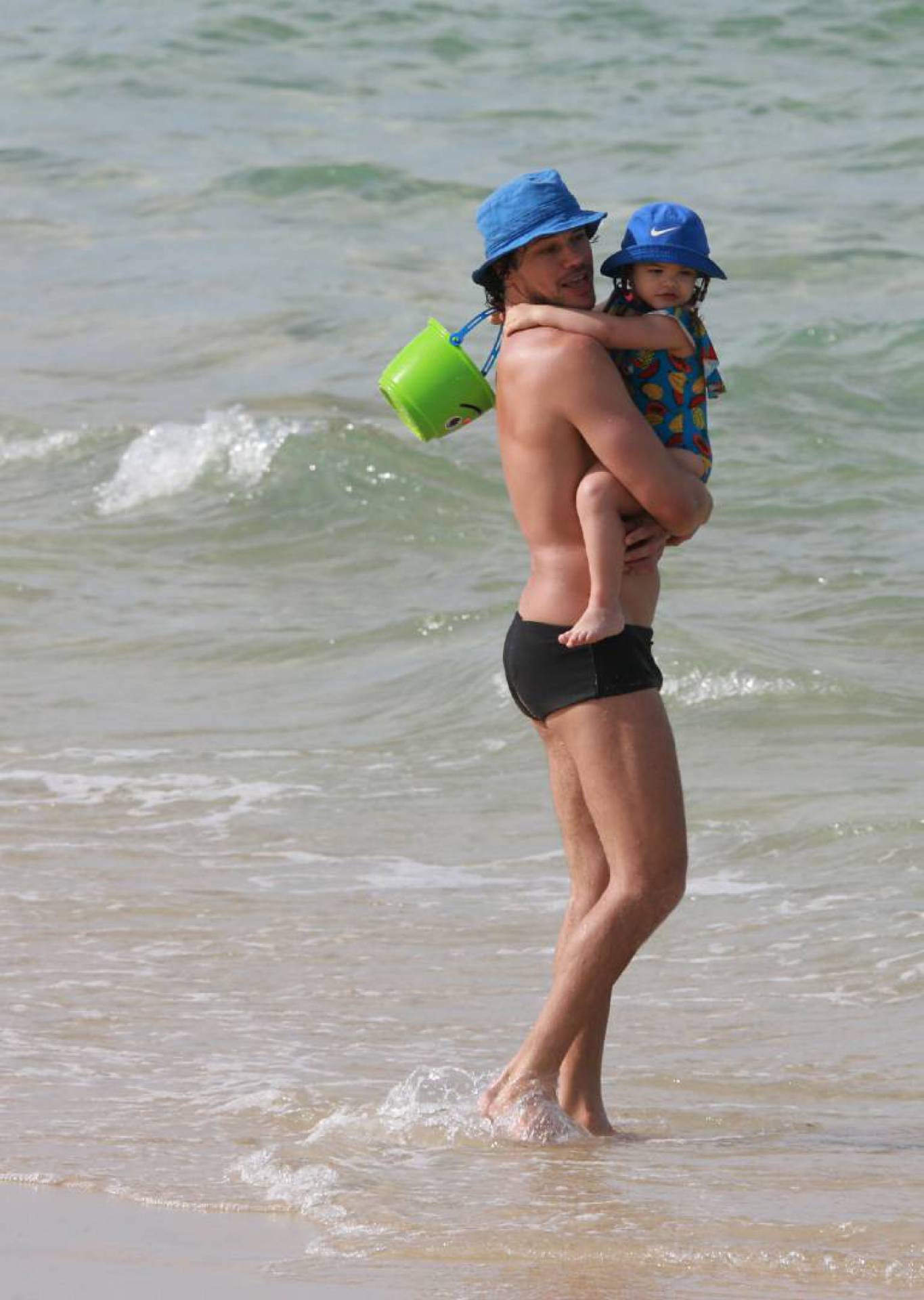 José Loreto vai à praia com a filha