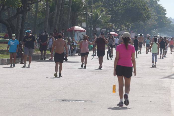 O sol e o calor atraíram visitantes ao Aterro do Flamengo: falta de cuidado pode complicar a situação