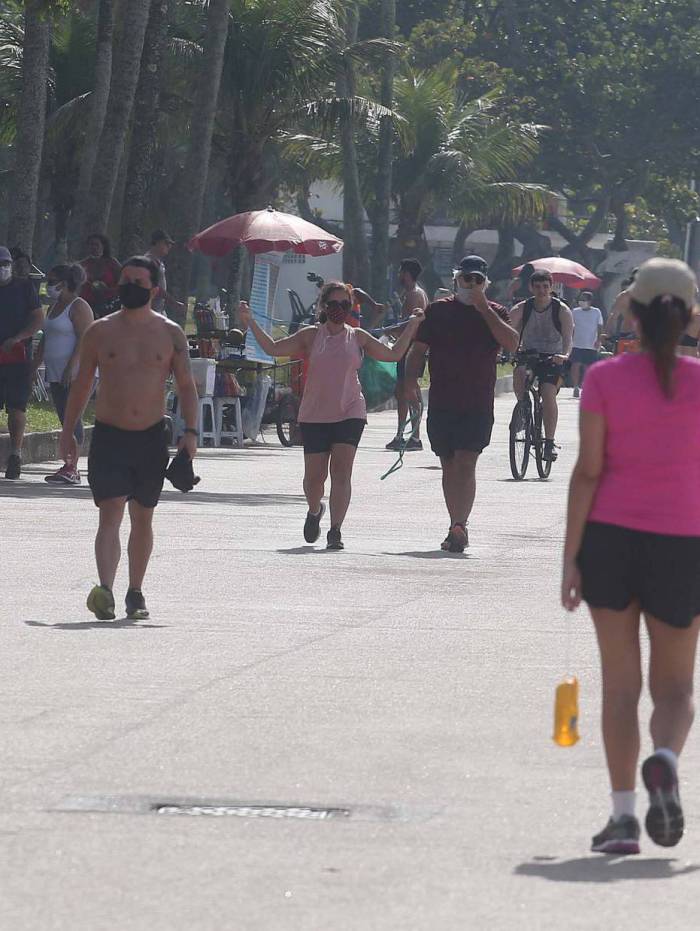 O sol e o calor atraíram visitantes ao Aterro do Flamengo: falta de cuidado pode complicar a situação