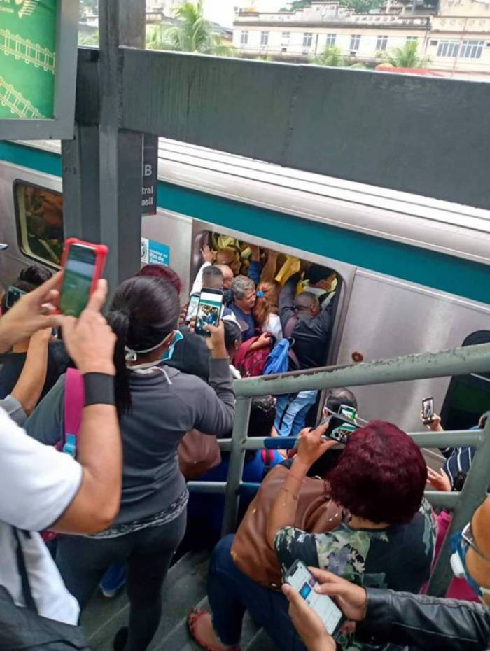 Usuários flagram superlotação no Ramal Santa Cruz após a exclusão do Deodoro