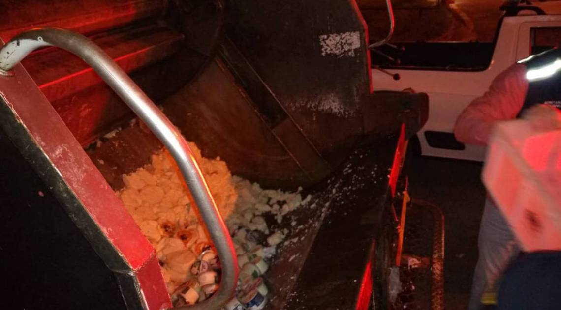 Quase uma tonelada de alimentos foram descartados por oferecerem riscos à população