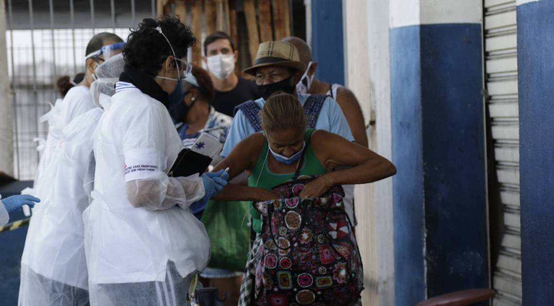 Os funcion&aacute;rios dos restaurantes est&atilde;o controlando o distanciamento entre as pessoas nas filas, respeitando o espa&ccedil;o de, pelo menos, um metro - Mariana Ramos/Prefeitura do Rio
