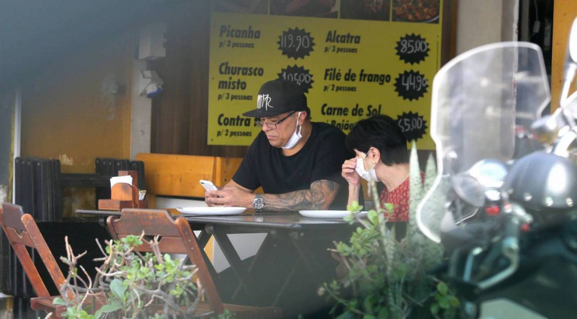 Mauricio Mattar almoça com sua mãe no Terreirão