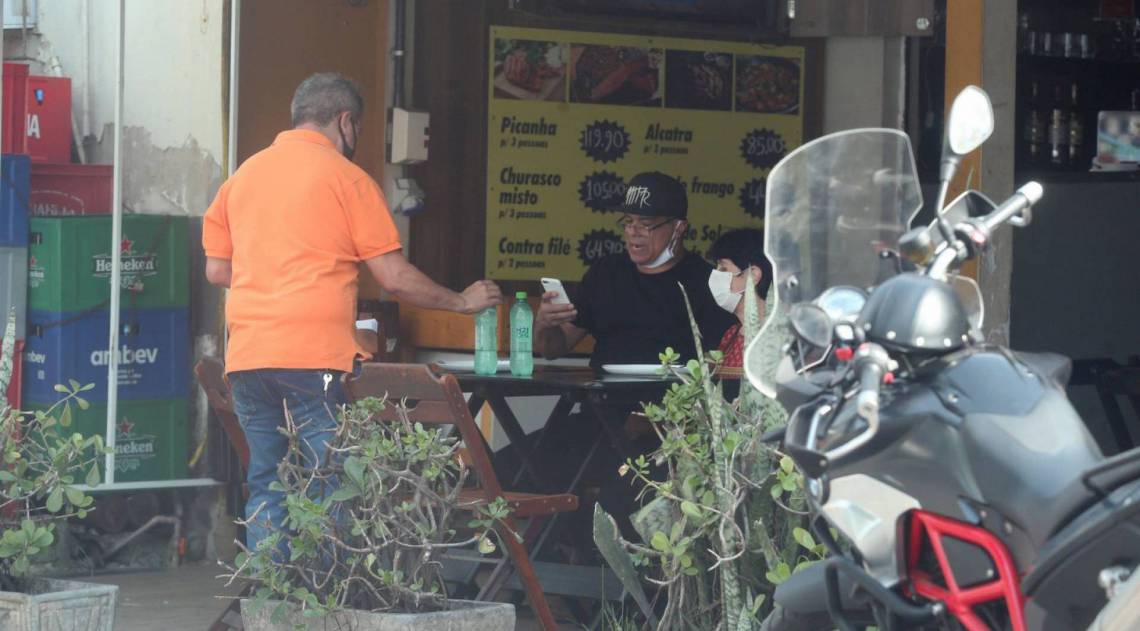 Mauricio Mattar almoça com sua mãe no Terreirão